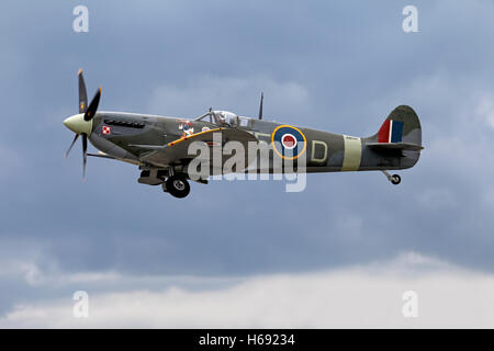 Il Supermarine Spitfire Mk Vb AB910 Royal Air Force Battle of Britain Memorial Flight (RAF BBMF). Foto Stock