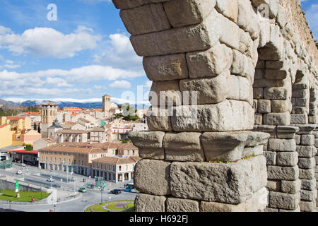 SEGOVIA, SPAGNA, aprile - 13, 2016: Acquedotto di Segovia e Plaza del Artilleria con la città. Foto Stock