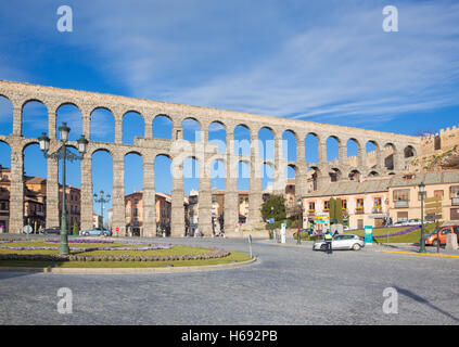 SEGOVIA, SPAGNA, aprile - 14, 2016: Acquedotto di Segovia e Plaza del Artilleria. Foto Stock