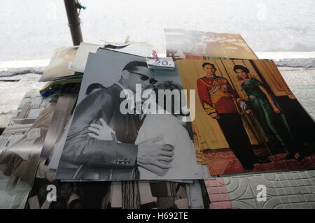 Foto di fine Thai Re Bhumibol Adulyadej e sua moglie Queen Sirikit a vendere su una bancarella di strada a Nonthaburi, Tailandia Foto Stock