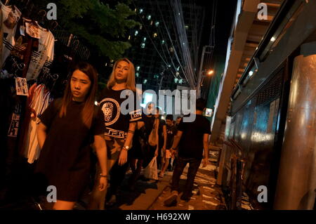 Le donne a piedi in linea sul marciapiede lungo il dado BTS Station, tutta vestita di nero in onore del tardo Thai Re Bhumibol Adulyadej. Foto Stock