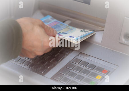 Come ottenere il denaro a ATM Foto Stock