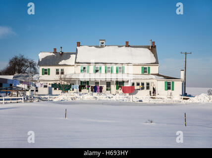 Amish, Mennonite fattoria casa cantiere scena inverno neve tempesta, campagna di Lancaster County, Pennsylvania, Pa, Stati Uniti, American vintage clothesline Foto Stock