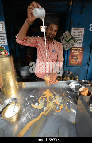 Un Chai Wallah preparazione tradizionale indiano ( Chai tea latte ) a Madurai, India. Foto Stock