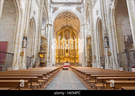 SALAMANCA, Spagna, aprile - 16, 2016: la navata del monastero Convento de San Esteban. Foto Stock