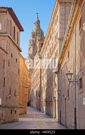 Salamanca - Calle Compania street e il portale barocco La Clerecia - Pontificia Università. Foto Stock