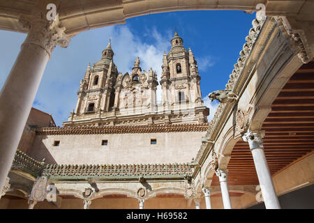 SALAMANCA, Spagna, aprile - 17, 2016: l'atrio della Casa de las Conchas - Casa di conchiglie e le torri della Pontificia Università. Foto Stock