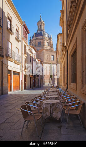 Salamanca - La strada e la cupola di La Clerecia - Pontificia Università. Foto Stock
