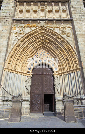 Avila - il principale portale gotico della Catedral de Cristo Salvador. Foto Stock