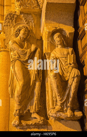 Avila - l'Annunciazione scultura sulla parte sinistra del romanico portale sud della Basilica de San Vicente Foto Stock