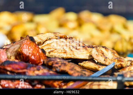 Salsicce e bistecche sulla griglia Foto Stock