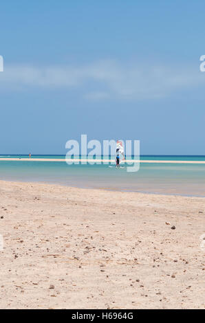 Fuerteventura Isole Canarie Nord Africa: windsurf pratica per principianti nelle acque cristalline della laguna di spiaggia Playa de Jandia Foto Stock