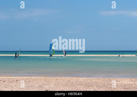 Fuerteventura Isole Canarie Nord Africa: windsurf pratica per principianti nell'acqua cristallina laguna sulla spiaggia di Playa de Jandia Foto Stock