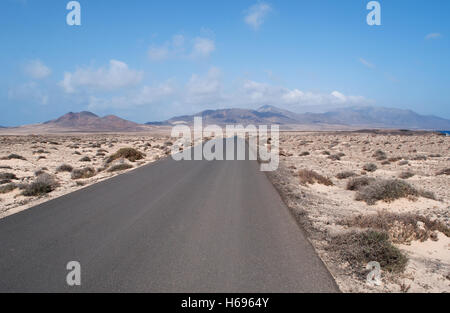 Fuerteventura Isole Canarie: il paesaggio del deserto, le montagne e la strada a Morro del Jable e Punta de Jandia, all'estremo sud del Capo Foto Stock