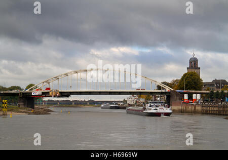 Wilhelmina arch ponte sopra il fiume IJssel a Deventer, Paesi Bassi Foto Stock
