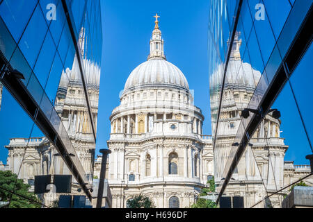 La Cattedrale di St Paul e la sua riflessione da pareti di vetro di un nuovo edificio di modifica a Londra