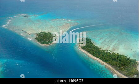 Vista aerea di isolotto tropicale con laguna e canale, Avatoru pass, atollo di Rangiroa, Arcipelago Tuamotu, Polinesia Francese Foto Stock