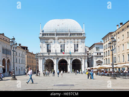 BRESCIA, Italia - 23 Maggio 2016: il panorama di Piazza della Loggia Piazza e Palazzo della logia. Foto Stock