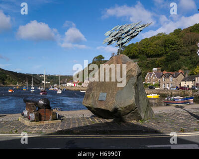 Le aringhe scultura riflette la storica industria di aringa Fishguard Pembrokeshire South Wales UK site del borgo originale sulla graziosa ottobre giornata autunnale Foto Stock