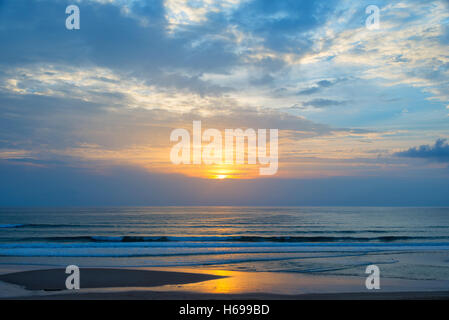 Oceano atlantico tramonto, Lacanau Francia Foto Stock