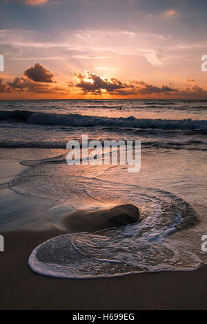 Sunset over Sennen Cove in Cornovaglia. Foto Stock