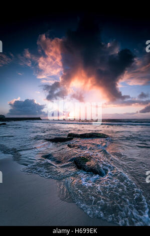 Sunset over Sennen Cove in Cornovaglia. Foto Stock