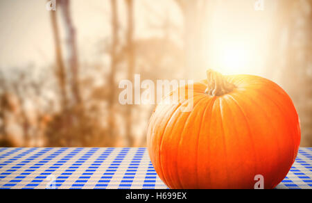 Immagine composita di blu e tovaglia bianca Foto Stock