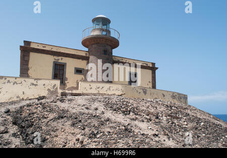 Fuerteventura: vista di Punta Martino faro sull isola di Lobos Foto Stock