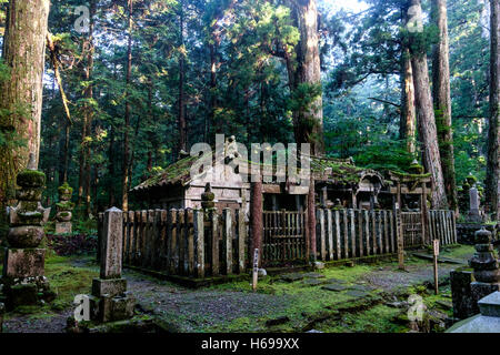 Cimitero di Mount Koya Koya (SAN), vicino Kobo-Daishi il santuario, nella penisola di Kansai, Giappone. Foto Stock