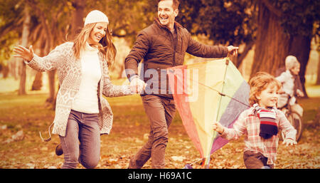 Famiglia giovane giocando con un aquilone Foto Stock