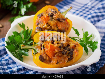 Peperoni ripieni con riso, fagioli e zucca in stile messicano Foto Stock