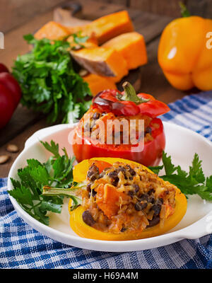 Peperoni ripieni con riso, fagioli e zucca in stile messicano Foto Stock