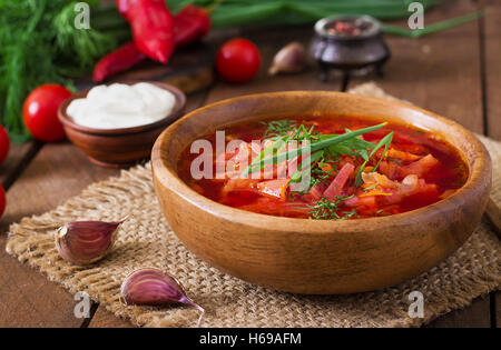 Tradizionale Russo Ucraino borscht vegetale sul vecchio sfondo di legno Foto Stock