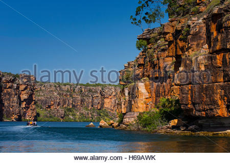 Una barca circondata da scogliere vicino Koolama Bay nella regione di Kimberley di nord-ovest dell'Australia. Foto Stock