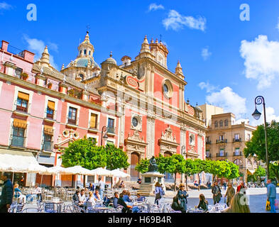 La chiesa del Salvador si trova su Plaza del Salvador dove i turisti godono di splendide viste dalle accoglienti caffetterie di strada Foto Stock