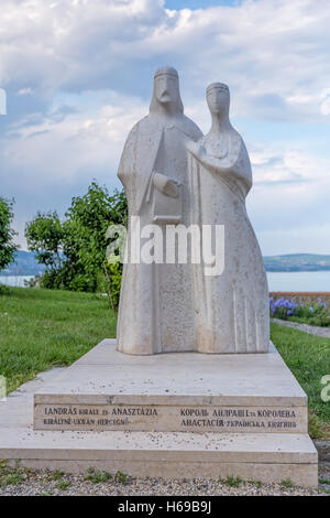 Statua del Re Andrea I e Anastasia nei pressi della chiesa benedettina ABBAZIA DI Tihany, nel villaggio di Tihany Ungheria. 06 Il mio 2016 appeso Foto Stock