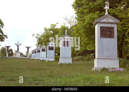 Calvario monumento vicino la benedettina ABBAZIA DI Tihany, composta da tre pilastri con crocifisso figure. 06 maggio 2016 Foto Stock