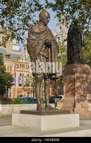 Il Mahatma Gandhi statua, Londra la piazza del Parlamento Foto Stock