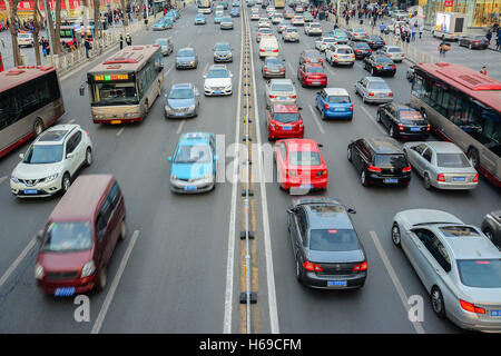 Tianjin, Cina - Marzo 20,2016 : Città del traffico, gli ingorghi di traffico, un flusso di autovetture in ora di punta nella città di Tianjin, Cina. Foto Stock