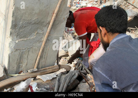 Gli operatori di soccorso tentare di salvare intrappolato indumento lavoratori della rana plaza edificio che crollò in savar a Dhaka Foto Stock