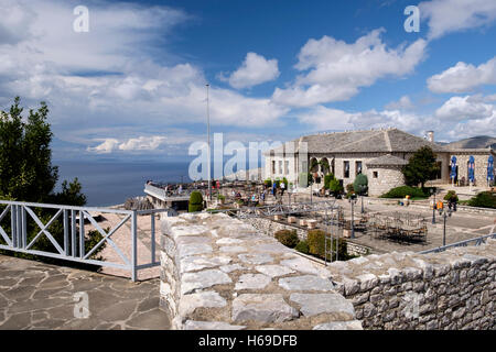 La vista dal castello di Lekursi in Sarande, Albania, sopra il Mar Ionio nel Mediterraneo. Foto Stock