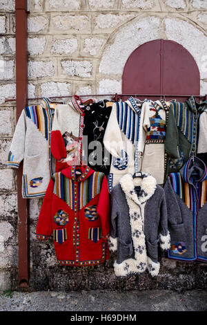 Maglioni di lana in vendita nel piccolo villaggio di Koptio vicino Njegusi  nelle montagne circostanti Kotorfjord in Montenegro Foto stock - Alamy