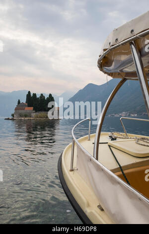 Vista di Saint George's Island con un turista bout presi dall'isolotto nella Baia di Kotor vicino a Perast, Montenegro, che ospita Foto Stock