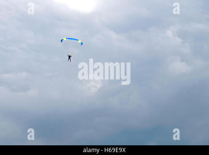 Parachutist in cielo molto nuvoloso Foto Stock