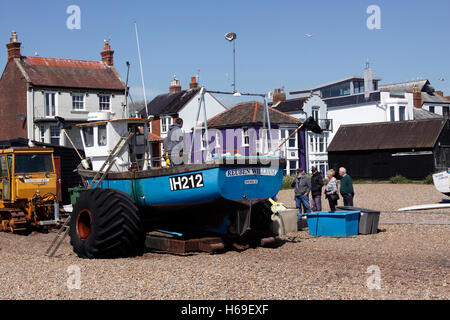 I clienti in coda per acquistare di fresco pesce sbarcato sulla spiaggia di ALDEBURGH. SUFFOLK. U.K. Foto Stock