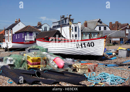 Storica barca da pesca a riposo sulla spiaggia di ALDEBURGH. SUFFOLK. Regno Unito. Foto Stock