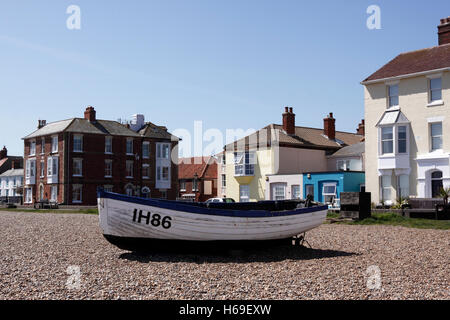 Legno storico barche da pesca sulla spiaggia di ALDEBURGH. SUFFOLK REGNO UNITO. Foto Stock