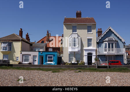 Lungomare di colorate case di Aldeburgh Suffolk. Foto Stock