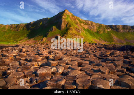 Il Selciato del gigante in Co Antrim, noto per le sue colonne poligonali di basalto stratificato e il solo sito Patrimonio Mondiale dell'Unesco in Irlanda del Nord Foto Stock