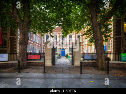 Costruito nel 1716-17 come scuola di carità, la Bluecoat Chambers in School Lane è il più antico edificio superstite nella zona centrale di Liverpool, Merseyside England Foto Stock